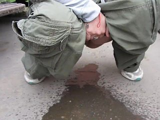 I pisciare nel parcheggio nel parcheggio