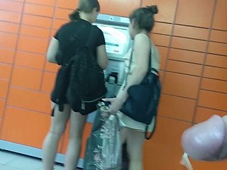 女の子は、パッケージを受け取ります
