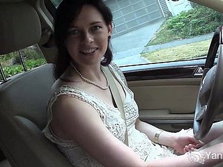 melancap si rambut coklat cantik di dalam kereta semasa memandu
