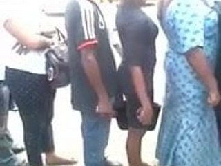 Pervert appuie sur sa queue dressée contre le dos d'une dame