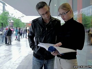 étudiant timide dans les verres Veronika est baisée et jizzed