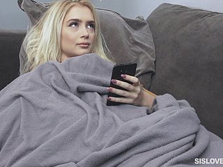 小柄なブロンドのアナスタシア騎士は棒のために彼女の足を広めることが嬉しいです