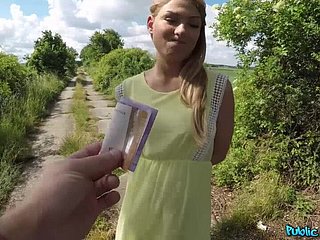 トマスジョンは茂みの中のロシアのティーンカロライナスターをファックします