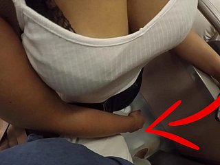 ¡MILF rubio desconocido con tetas grandes comenzaron a tocar mi polla en el metro! ¿Eso se llama sexo vestido?