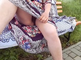 透明なドレスで毛深い熟女