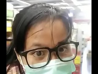 การให้นมบุตร MILF กะพริบ titts ใหญ่ในร้านขายของชำ