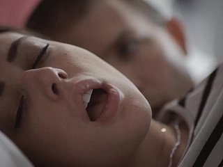 십대 갈색 머리는 같은 침대에서 의붓 형제와 함께 누워 후회하지 않았습니다.