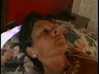 تزوجت الجدة والشاب الأصغر سنا