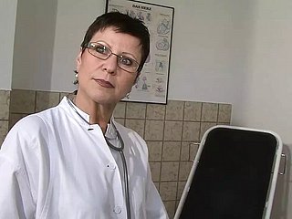뜨겁고 열렬한 milfs 장난감으로 보지를 즐기고 있습니다 -3