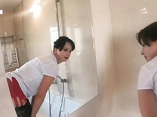 Hice esta escena vestida brambles fajas, blusa de oficina y medias genuinas de nylon