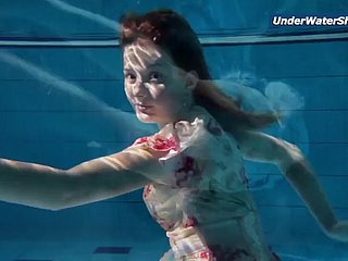 Zeitlupe Teenager Mädchen im Tschechischen Schwimmen