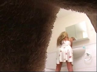 Dwie dziewczyny są obserwowane // voyeur pliki