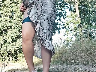 poszedł reach krzaków, aby sikać