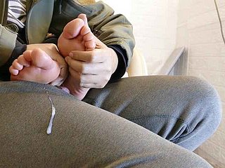 Footjob cinese - Cum per massaggiatori sui piedi del cliente