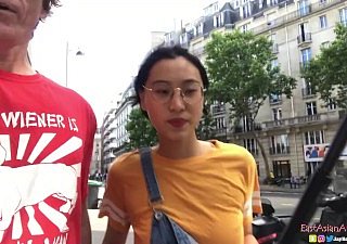 Chińskie azjatyckie June Creampie - Suringum Fucks American Bloke with respect to Paris x Feather-brain Impede Prezentuje