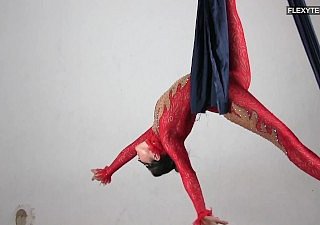 Gata stripped flexível Agnes Feher