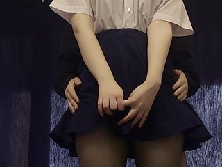 Neighbourhood une écolière japonaise timide après avoir étudié et se masturber sa chatte