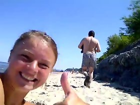 pervertito strappi nella registrazione spiaggia donna e ridere