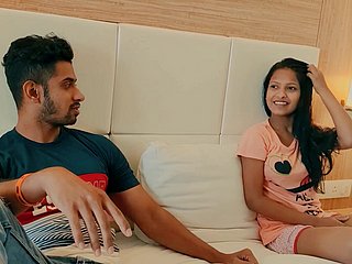 شوقیہ ہندوستانی جوڑے نے جنسی تعلقات کے ل bit by bit آہستہ آہستہ اپنے کپڑے اتار لیا