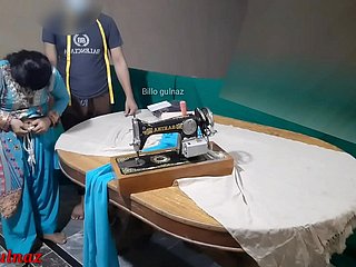 Desi Housewife Fucked Away from Tailor Sangat Panas dan Jelas Hindi Audio.Desi Indian Bhabhi pergi untuk mendapatkan pakaian yang dijahit kemudian jahit Fucked dia