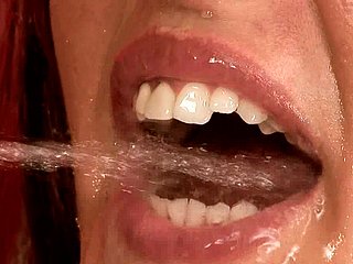 شہوت انگیز brunette بیب مقعد بھاڑ میں جاؤ کے بعد اس کا منہ پیشاب سے بھر جاتا ہے