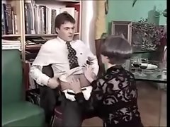 Granny w koronki i pończochy git odosobniony z młodszym mężczyzną