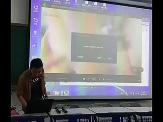 Öğretmen sınıfta seks filmlerini yanlış yerleştirdi