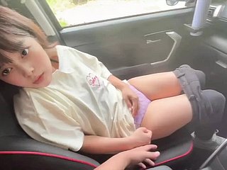 Para, która nie może znieść kwaśnego zapachu kobiety po jej pracy na pół etatu i uprawia seks w samochodzie.
