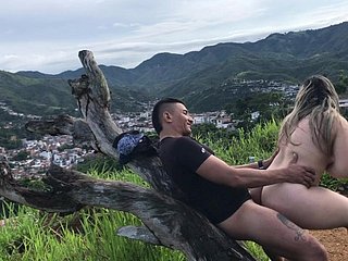 Colombiana matura, arriva in collina così il mio amico può riempirla di latte