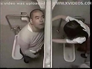Un professeur baise un élève dans les toilettes