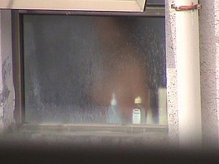 バルコニーから覗かれた、豊かなおっぱい