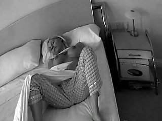Fat titted Frau masturbiert auf versteckte Kamera