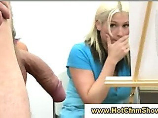 Cfnm babes geven een baffle een handjob in werkelijkheid Groepsex