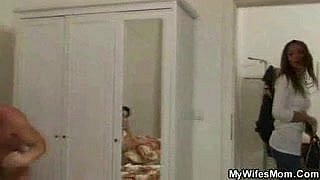Ela viu seu marido traindo com sua mãe madura