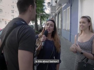 sokakta Sevimli sarışın bulur rastgele adam