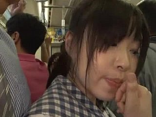 日本の学生はバスの中で指彼女のズキズキ猫を取得します