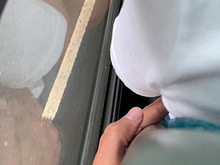 バスでのタッチ熟女 - 模索熟女