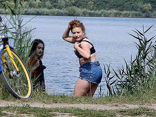 Ragazze che guardano un ragazzo nudo
