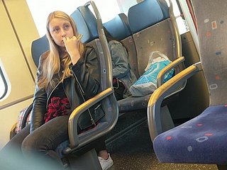 Ragazza sul treno sconvolto dalla grande rigonfiamento