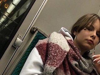盗撮かわいい十代の隠されたカムタイトなジーンズに大きなディックフラッシュ
