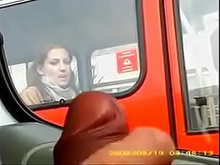 Lei guarda cazzo e addirittura si lecca le labbra