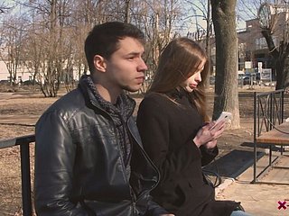 Recogido en el parque Adel adiós se asomó por su nueva amiga masculina
